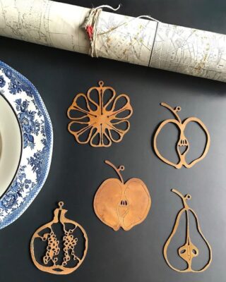 These lovely artistic fruits are created entirely of oxidized iron, and they are perfect for decorating your home.#home#homedecor#homedecoration#homeinspo#homeinspiration#interior#interiordesign#interiordesigne#design#designer#fornituredesign#forniture#mirrors#mirror#light#lightdesign#lightdesigner#blue#color#colors#powerofcolors